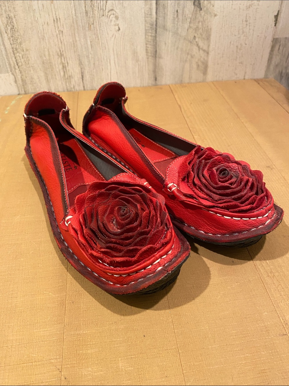Women's Red Floral Appliqué Slip-On Flats